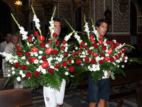 Lucena y Mainz, capitanes del equipo, realizan la ofrenda floral a la patrona (VELASCO)