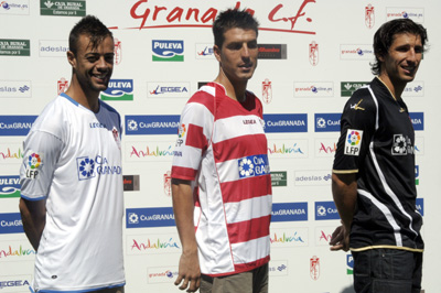 Dani Benitez, Lucena y Mainz posan con las nuevas equipaciones (PACO AYALA)