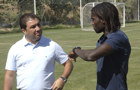 El senegalés junto a Juan Carlos Cordero, director deportivo (PACO AYALA)