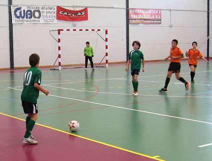 Jóvenes del Supermercados Dani disfrutan del fútbol sala