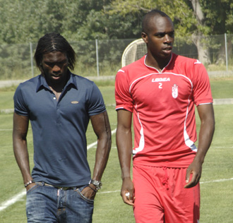 El senegalés Diakhaté junto al francés Nyom (PACO AYALA)