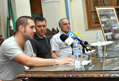 Momento de la presentación en el patio del Ayuntamiento de Guadix