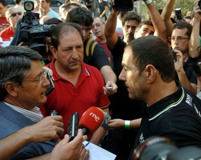 Los periodistas radiofónicos acudieron a Los Cármenes con un notario (AYALA)