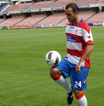 Moisés Hurtado, tocando balón en su presentación. (JOSÉ VELASCO)