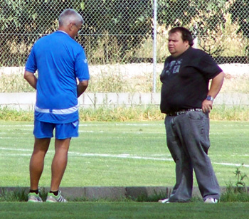 Fabri dialoga con el `scouting` del equipo después del entreno (GRJ)