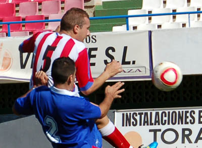 Mariano logró anotar el segundo tanto para el CD Baza (ALONSO)