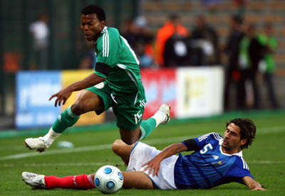 El nigeriano Uche salva la entrada de Scude en un amistoso ante Francia