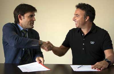 Quique Pina sella el acuerdo con el alcalde de Santa Fe, Sergio Bueno (DAVID HIDALGO)