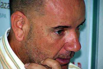 Miguel Rivera, técnico rojillo, durante la rueda de prensa 