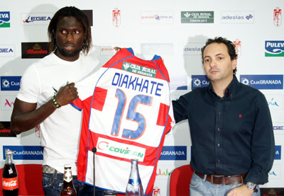 Diakhaté junto a David Navarro en su presentación como rojiblanco (JOSÉ VELASCO)