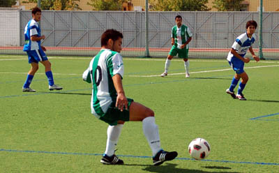 Una jugada del encuentro disputado en Atarfe (BENJAMÍN MORALES)