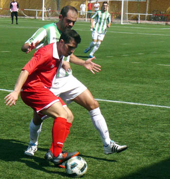 Evaristo, autor del primer tanto, pisa el balon ante Maikel (SAVONA)