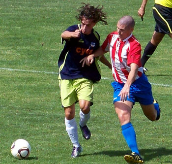 David Gámiz conduce el esférico durante el pasado derbi (CASTILLO)
