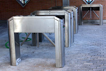 Los tornos ya están instalados en el acceso al estadio del Zaidín