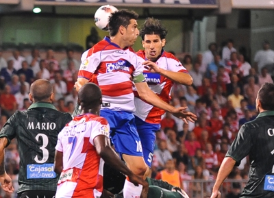 Mainz remata de cabeza durante un encuentro liguero. (BALDOMERO)