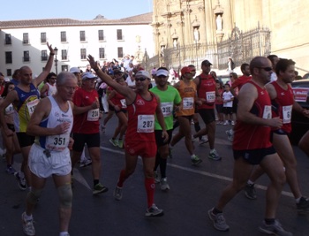 Los corredores en su paso por la catedral de Guadix