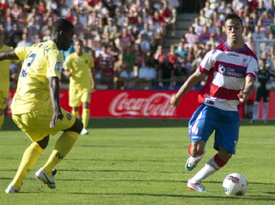 Benítez en una acción del encuentro ante el Villarreal (LAOPINIODEGRANADA.ES)