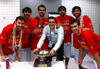 Alberto Pérez, junto a varios integrantes de la selección y el trofeo de campeones