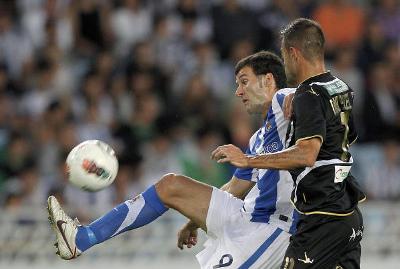 Dani Benítez, durante el encuentro de ayer en Anoeta. (LAOPINIONDEGRANADA.ES)