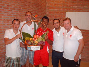 La peña hizo entrega de la cesta al nigeriano tras el entrenamiento 