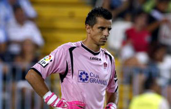 Roberto, durante un encuentro con el Granada. (LAOPINIONDEGRANADA)