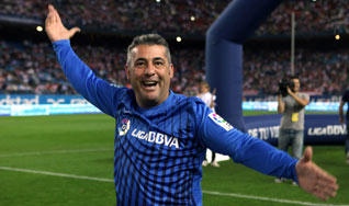 Juan Carlos Chacón celebra su gol en el Estadio Vicente Calderón