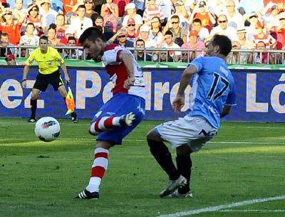 Fran Rico dispara a meta para anotar el empate frente a Osasuna. (BALDOMERO)