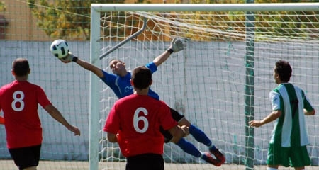 El portero del Cúllar Vega realizando una gran parada ante el Atarfe (BENJAMÍN MORALES)