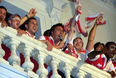 El club rojiblanco celebrando el ascenso en el balcón del Ayuntamiento. (GRJ)
