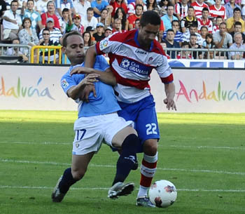Álex geijo pelea un balón con el osasunista Nino. (BALDOMERO)