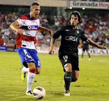 Hassan Yebda en el partido frente al Betis. (BALDOMERO)