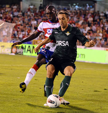 Nyom, en el encuentro frente al Betis. (BALDOMERO)