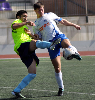 Josemi pugna por el balón con un rival (CASTILLO)