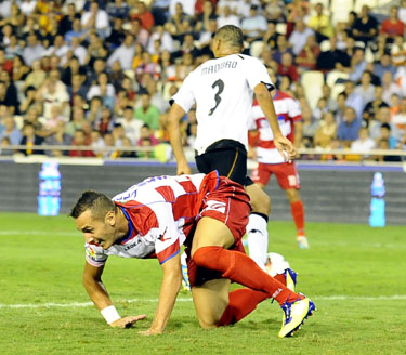 Yebda en el último encuentro con el Granada en Mestalla (BALDOMERO)