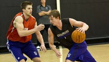 Mark Payne durante un campus de verano con los Sacramento Kings