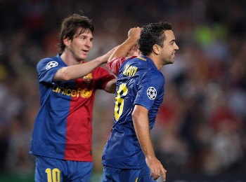 Messi y Xavi, jugadores del FC Barcelona, celebran un gol