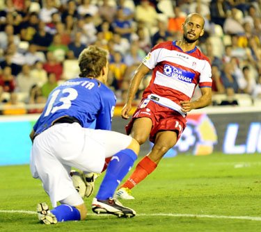 Mikel Rico, durante el partido disputado en Mestalla. (BALDOMERO)