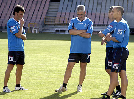 Fabri González junto a los integrantes de su cuerpo técnico (ARCHIVO)