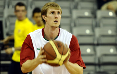 Payne durante un calentamiento con la camiseta nazarí (BALDOMERO)