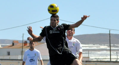 Ubric salta por el balón con un jugador del Bellavista At.