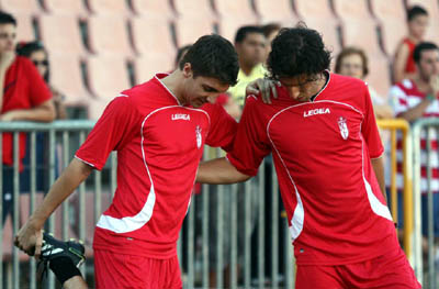 Siqueira y Diego Mainz estiran durante un entrenamiento. (ARCHIVO)