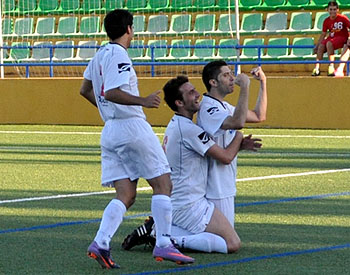Los jugadores locales celebran el tanto de la victoria