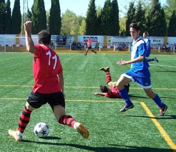 El local Juani en una acción ante el At. La Zubia (LÁZARO)