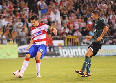 Manolo Lucena en el encuentro frente al Real Betis. (BALDOMERO)