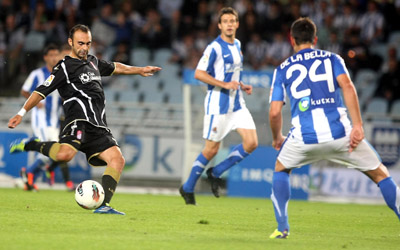 Carlos Martins en una acción del partido jugado en Anoeta (ARCHIVO)
