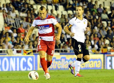 El francés Yohan Mollo conduce el balón en Mestalla. (BALDOMERO)