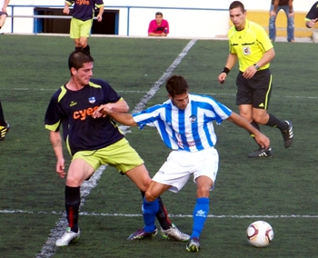 Álvaro Santos, que no podrá jugar mañana, durante un encuentro
