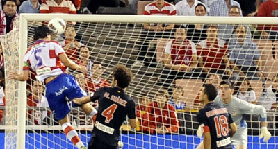 Diego Mainz remata de cabeza a balón parado (J. M. BALDOMERO)