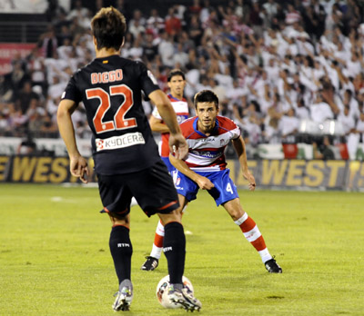 Fran intentando repeler el ataque colchonero (BALDOMERO)