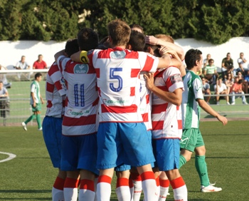 El filial rojiblanco celebra uno de los goles del partido. (J. VELASCO)
